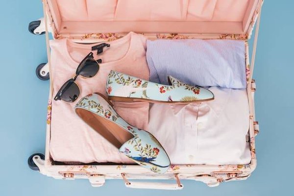 Quels sont les éléments indispensables à mettre dans sa valise pour un voyage réussi ?