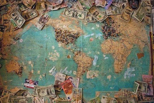 Quelles sont les astuces pour économiser sur son hébergement, son transport et ses activités pendant son voyage ?