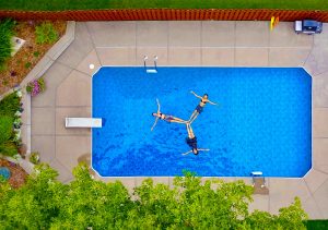 Un camping familial avec piscine et pataugeoire.
