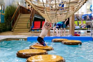 Une belle piscine cristalline pour des baignades rafraîchissantes.
