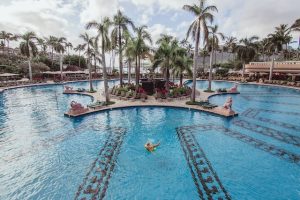 Un camping de luxe avec piscine
